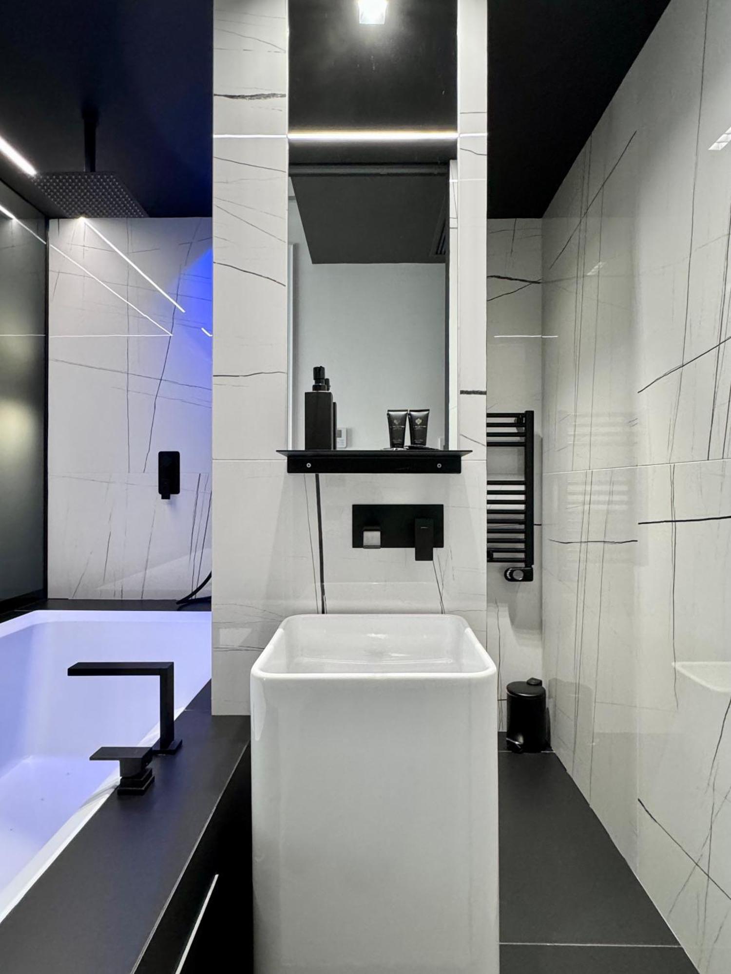 Gallerie Boutique *